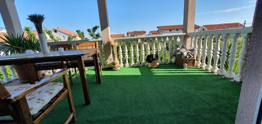 Three Bedroom Apartment Between Trogir And Split Каштела Екстер'єр фото