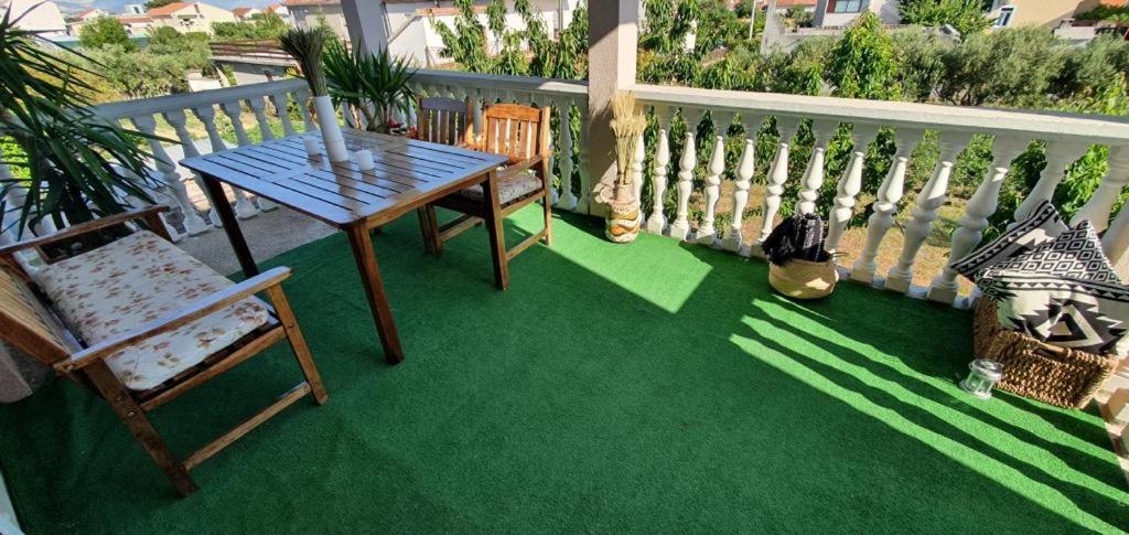 Three Bedroom Apartment Between Trogir And Split Каштела Екстер'єр фото