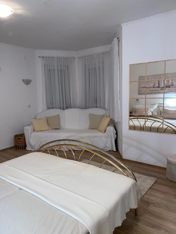Three Bedroom Apartment Between Trogir And Split Каштела Екстер'єр фото