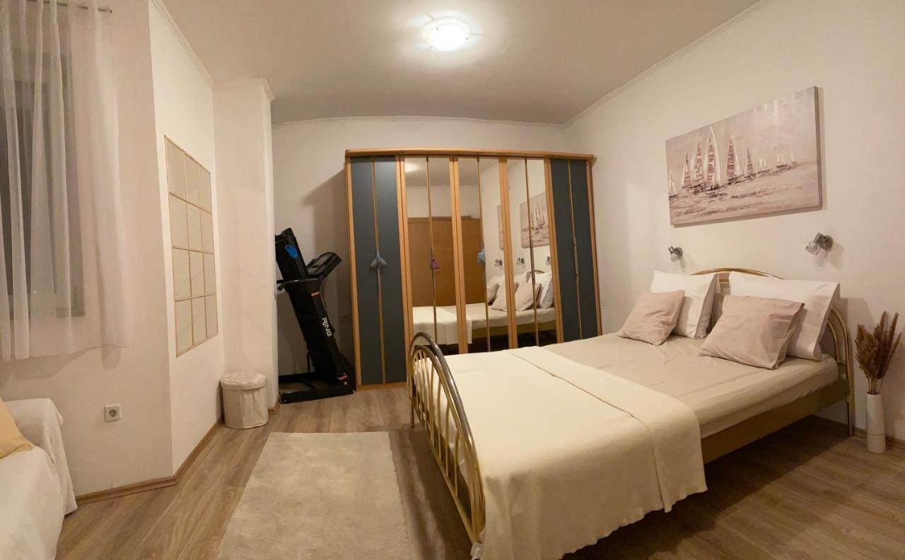 Three Bedroom Apartment Between Trogir And Split Каштела Екстер'єр фото