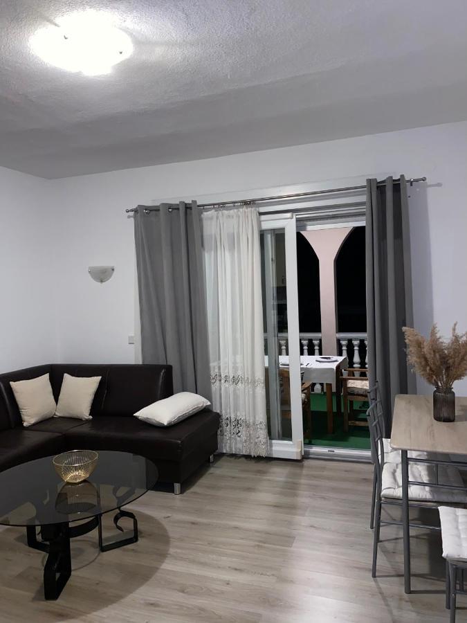 Three Bedroom Apartment Between Trogir And Split Каштела Екстер'єр фото